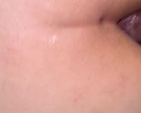 Culo súper apretado me vengo en sus nalgas deliciosas.