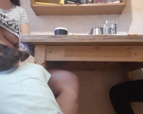 Чаепитие с кунилингусом под столом. Бурно кончила с русскими разговорами - IkaSmokS