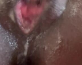 Danna Queen She touches her pink and very wet pussy