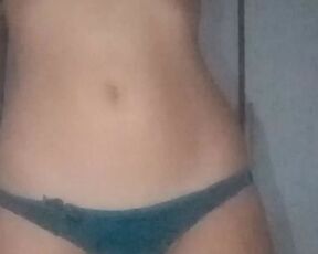 Novinha não se aguenta de tesão e masturba ali mesmo seu bucetão gostoso